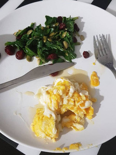 Una foto de Acelgas con huevos revueltos y miel