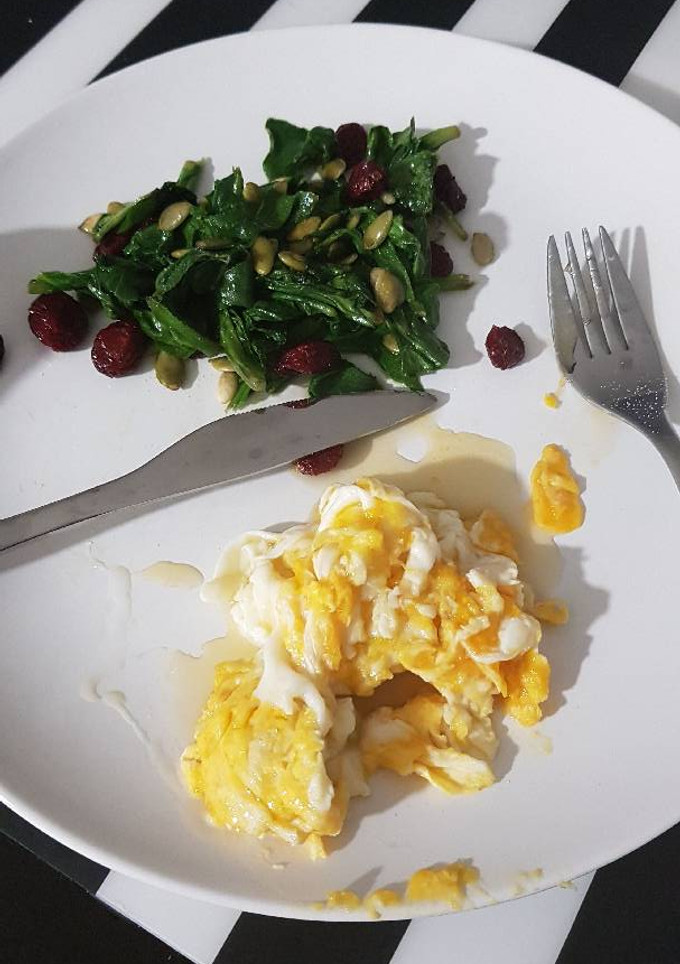 Una foto de Acelgas con huevos revueltos y miel