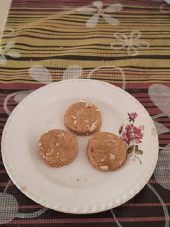 તલ ની સુખડી (Til Sukhadi Recipe In Gujarati) રેસીપી મુખ્ય ફોટો