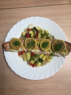 Una foto de 204. Filete de salmón salvaje con salsa de limón y albahaca (principal pescado)