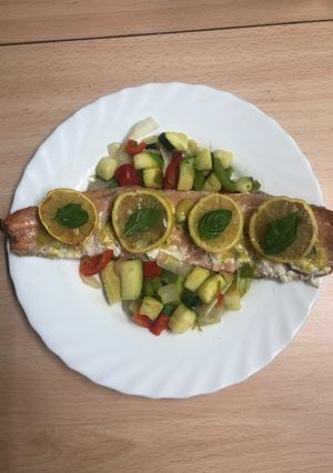 Una foto de 204. Filete de salmón salvaje con salsa de limón y albahaca (principal pescado)