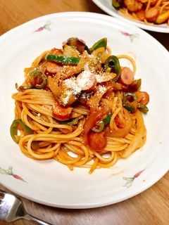 Una foto de Espaguetis Napolitanos 🍝con berenjena 🍆
