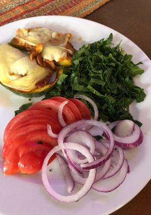 Una foto de PIZZA DE ZAPALLITOS con muzzarella y champiñones