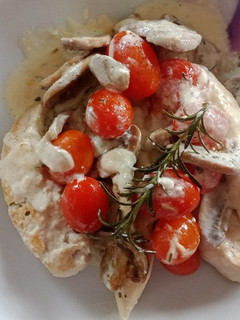 Foto principal de Pollo con yogur, champiñones y tomates cherry