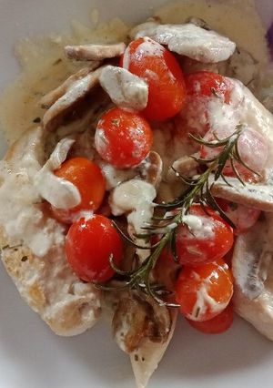 Una foto de Pollo con yogur, champiñones y tomates cherry