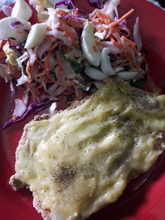 Una foto de Milanesa de carne a la napolitana y ensalada multicolor