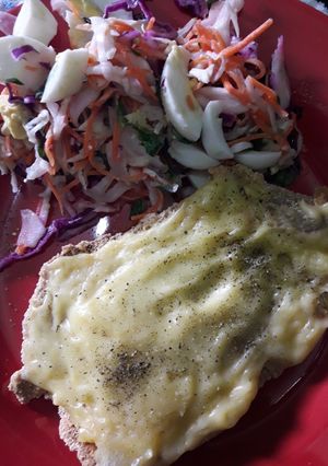 Una foto de Milanesa de carne a la napolitana y ensalada multicolor