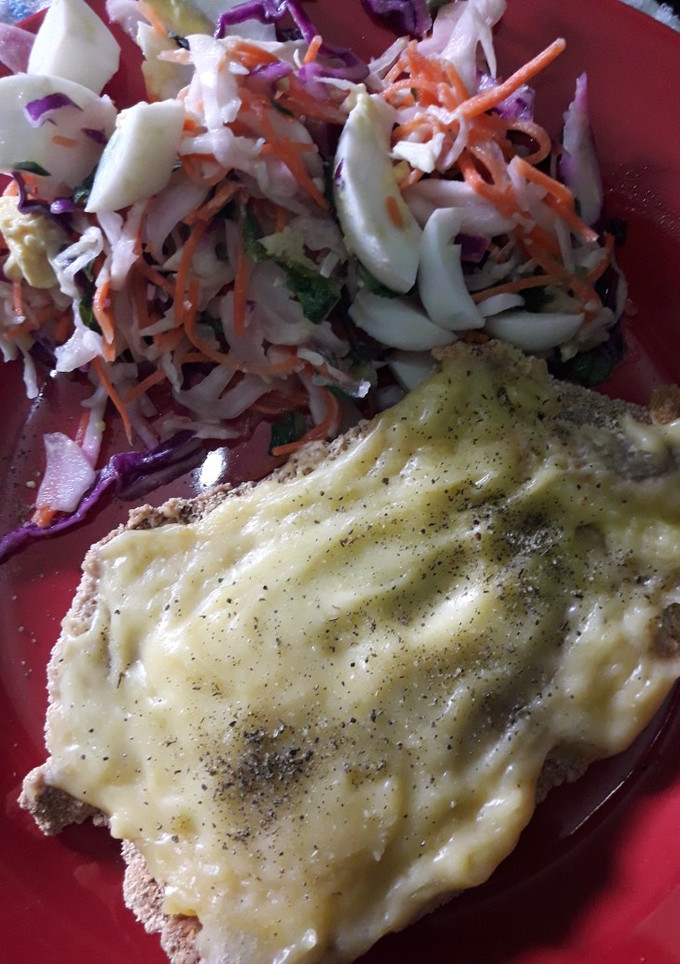 Una foto de Milanesa de carne a la napolitana y ensalada multicolor
