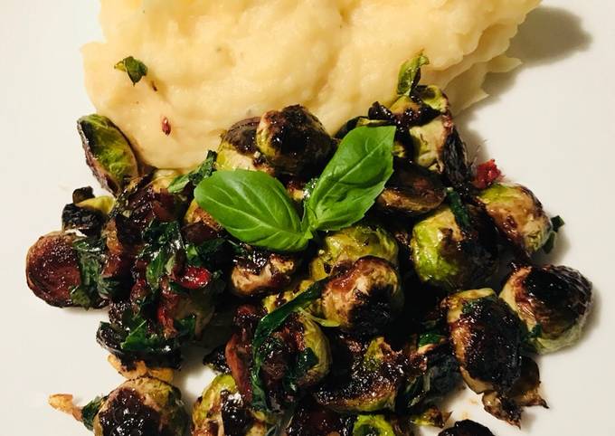 Recipe of Homemade Brussels sprouts with caramelised garlic and lemon peel (vegan)