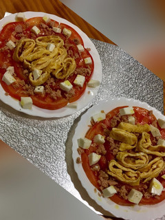 Una foto de Ensalada de tortilla francesa sobre cama de tomate 🍅