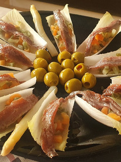 Una foto de Endivias con anchoas y espárragos