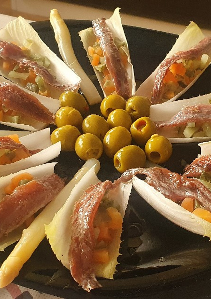 Una foto de Endivias con anchoas y espárragos