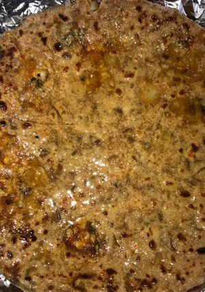 A picture of Gobhi aloo pyaz paratha.