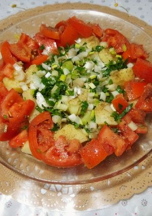 Une photo de Salade pomme de terre tomate oignon vert 🍽