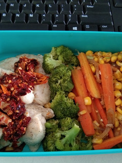 Foto resep Lunch box diet low carbo: ayam panggang n mix vegetable