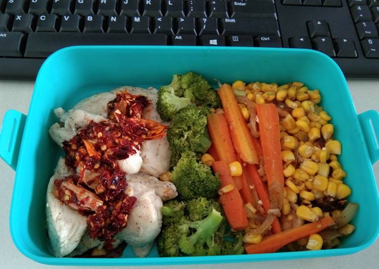 Cara Gampang Menyiapkan Lunch box diet low carbo: ayam panggang n mix vegetable yang Bisa Manjain Lidah