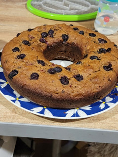 Una foto de Bizcochuelo integral con frutilla y banana