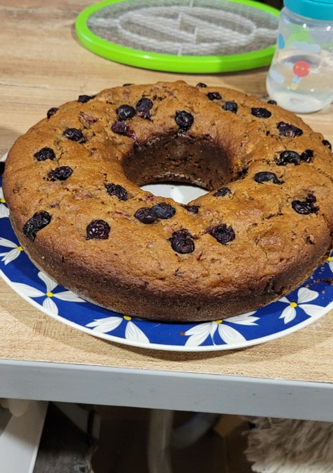 Una foto de Bizcochuelo integral con frutilla y banana