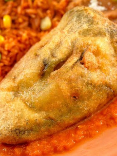 Una foto de Chiles rellenos de carne y almendras
