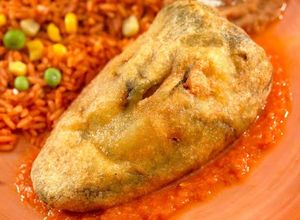 Una foto de Chiles rellenos de carne y almendras