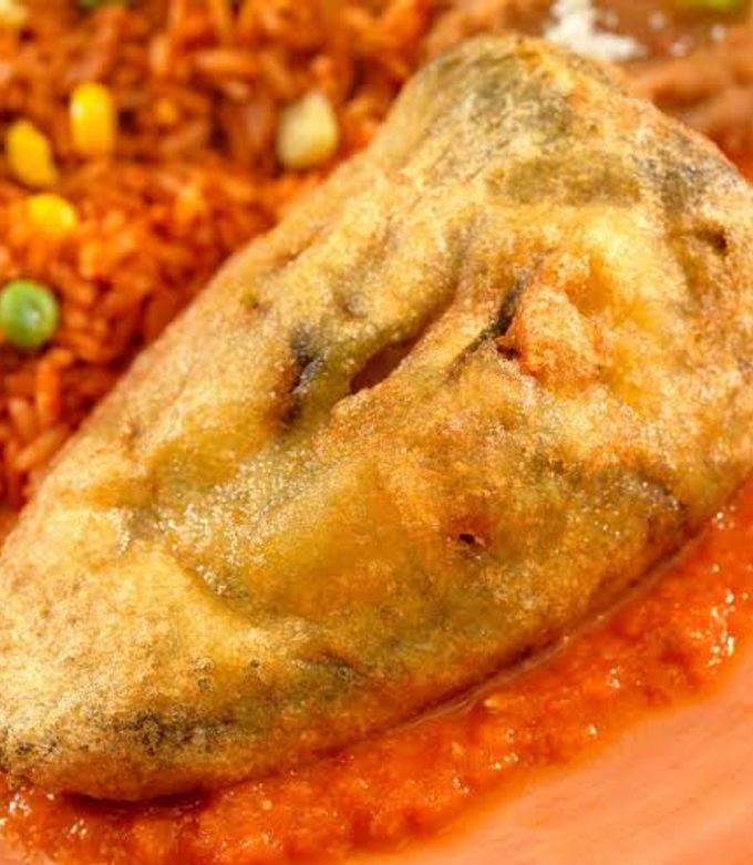 Una foto de Chiles rellenos de carne y almendras