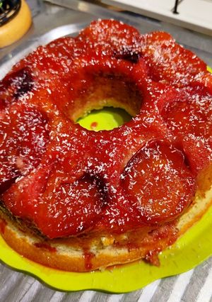Una foto de Torta invertida de ciruelas