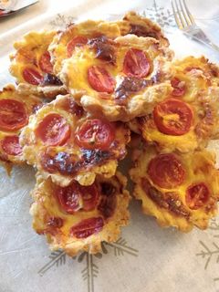 Φωτογραφία της συνταγής Ταρτάκια με 3 τυριά και ντοματίνια