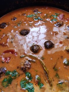 ஸ்பைசி பீட்ரூட் கோலா உருண்டை குழம்பு(Spicy beetroot kolla urundai kulambu recipe in tamil)) செய்முறை முக்கிய புகைப்படம்