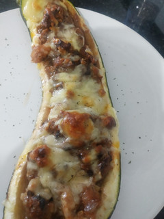 Una foto de Calabacín relleno de boloñesa de champiñones y nueces