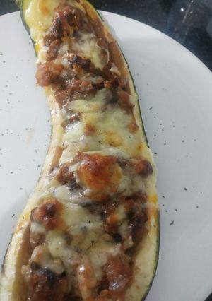 Una foto de Calabacín relleno de boloñesa de champiñones y nueces