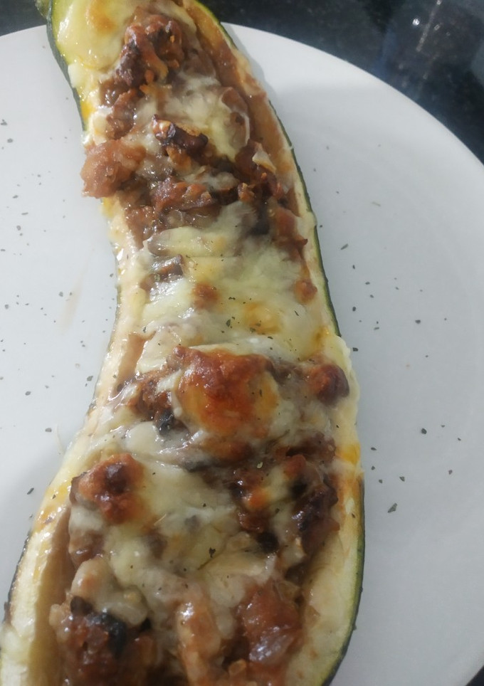 Una foto de Calabacín relleno de boloñesa de champiñones y nueces