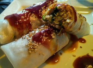 Una foto de SPRING Rolls, rellenos con Salmón, vegetales y arroz