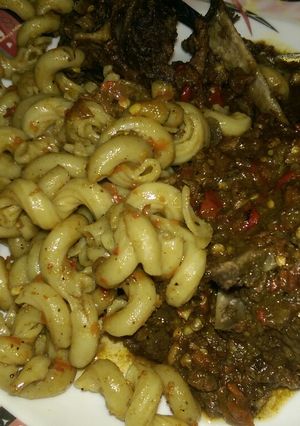 A picture of Macaroni jolof wit pepper soup.