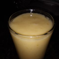 A picture of Mango and Apple smoothie.