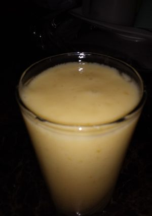A picture of Mango and Apple smoothie.