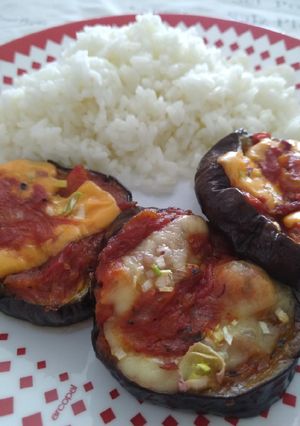 Una foto de 🍆BERENJENAS A LA NAPO CON ARROZ‼️‼️
