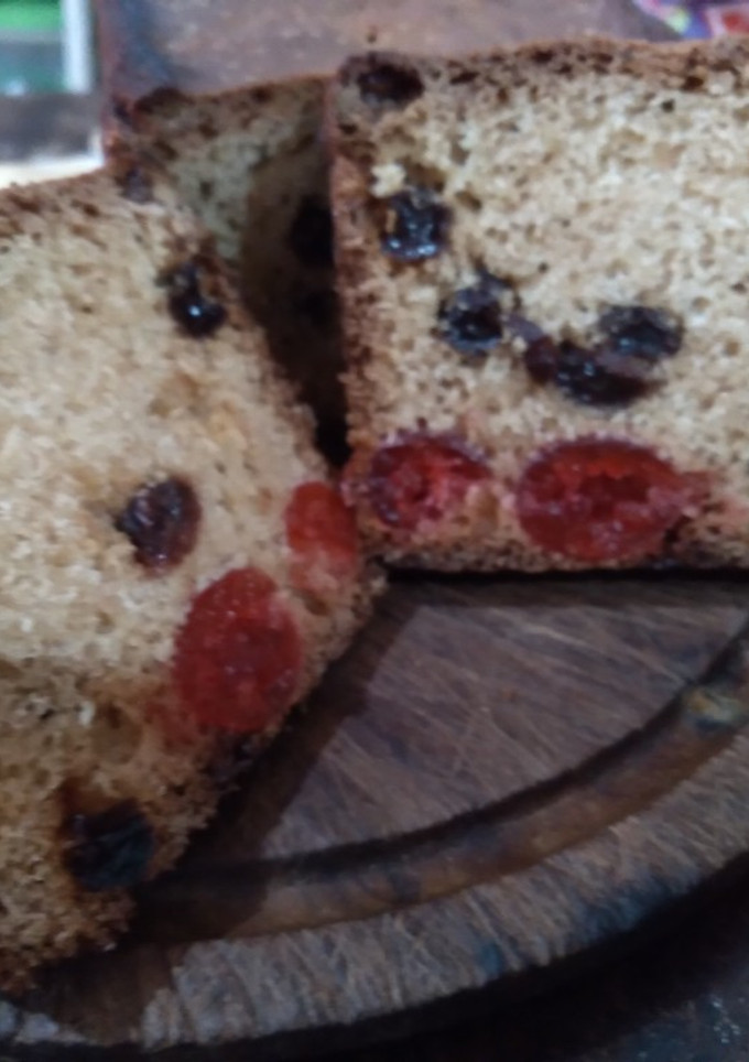 Una foto de Budín aromático con cerezas y pasas