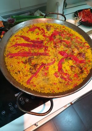 Una foto de Paella de conejo
