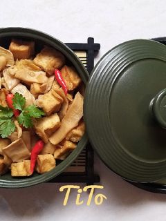 Hình của món Măng khô kho đậu hũ.