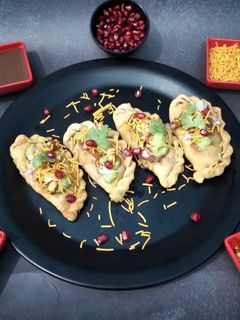 જામનગરી તીખા ઘૂઘરા (Jamnagar's Spicy Ghughra Recipe In Gujarati) રેસીપી મુખ્ય ફોટો