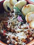 Zuppa ceci, crauti e pane tostato con olio all'aglio e rosmarino