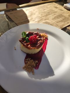 Una foto de Tarta de queso La Viña con frambuesas