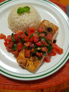 Una foto de Salmón con bruschetta