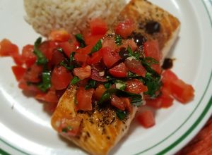 Una foto de Salmón con bruschetta