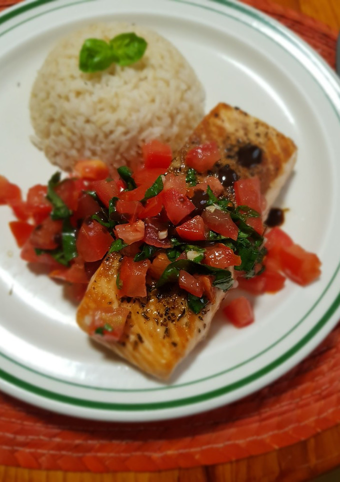 Una foto de Salmón con bruschetta