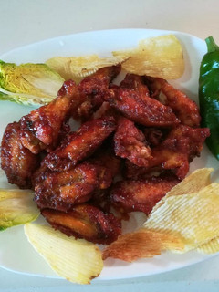 Una foto de Alitas de pollo en salsa