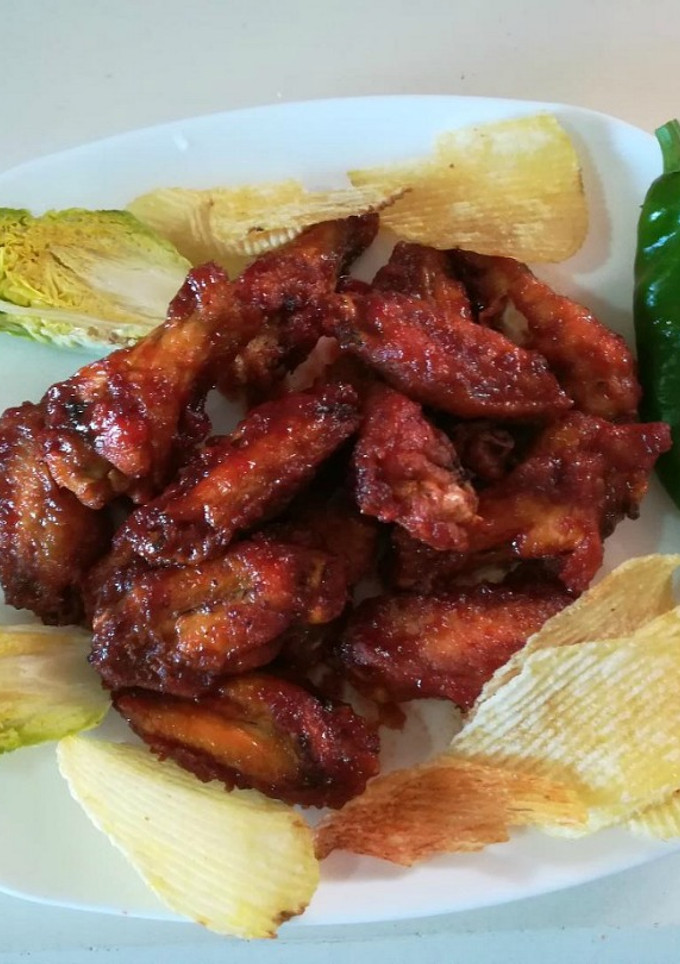 Una foto de Alitas de pollo  en salsa