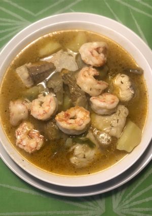 Una foto de Guisado de rape con verduras y gambones, en olla rápida