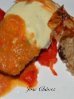 Una foto de Berenjena rellena pimientos asados, arroz basmati y frutos secos