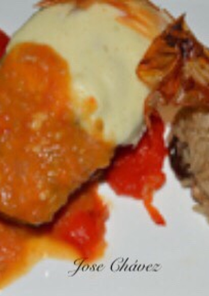 Una foto de Berenjena rellena pimientos asados, arroz basmati y frutos secos